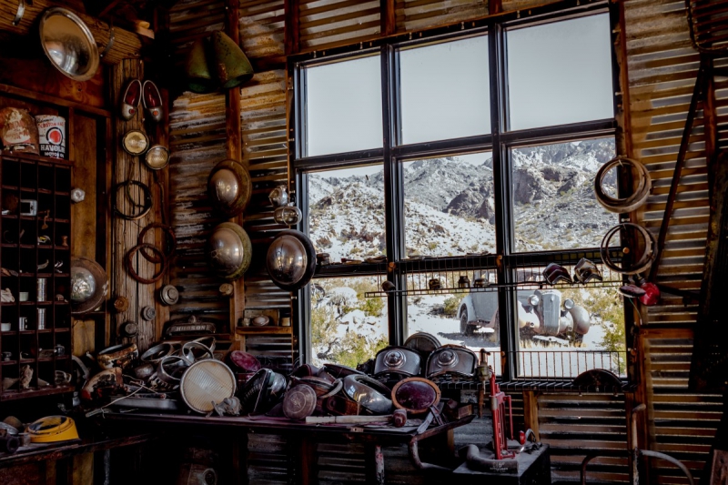 vente-VARAGES-min_shop_window_part_junk_abandoned-138873